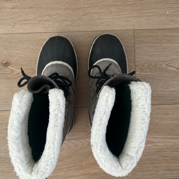 Sorel Caribou Boot - Shale/stone color Size 8 women’s - Picture 3 of 8